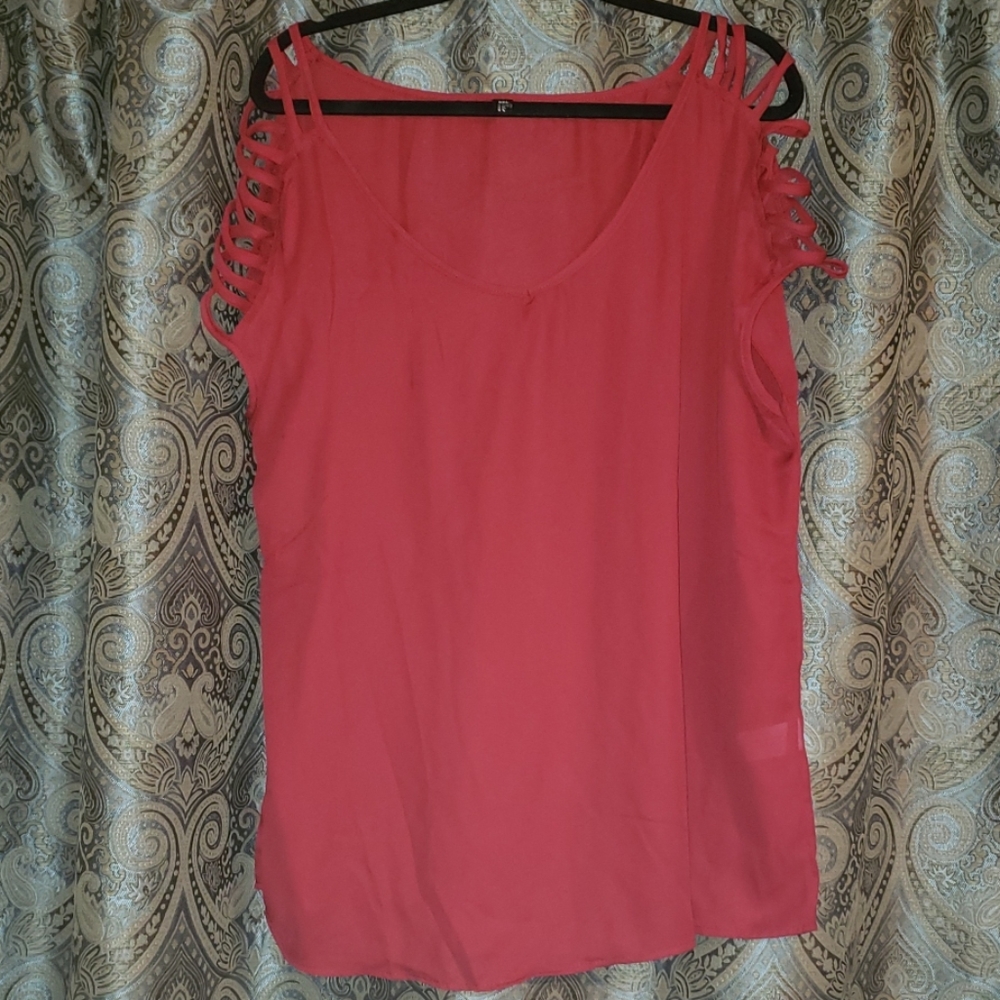 Blouse with sleeve cutouts